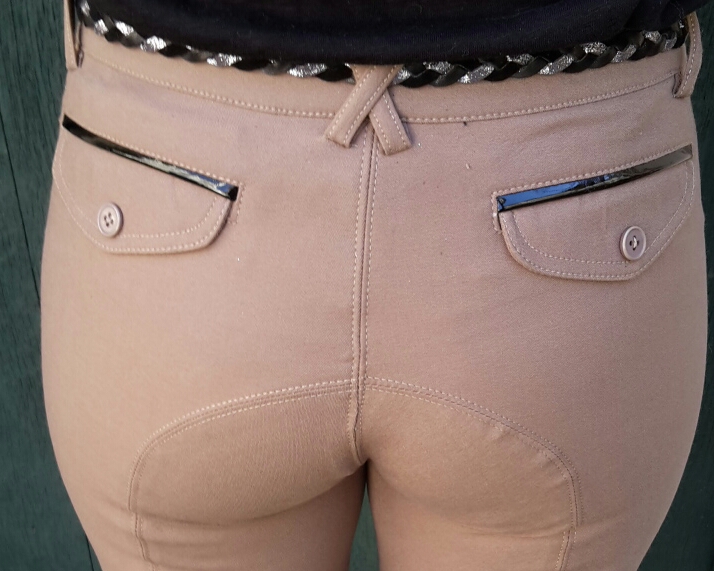 Les poches factices situées à l'arrière du pantalon. 