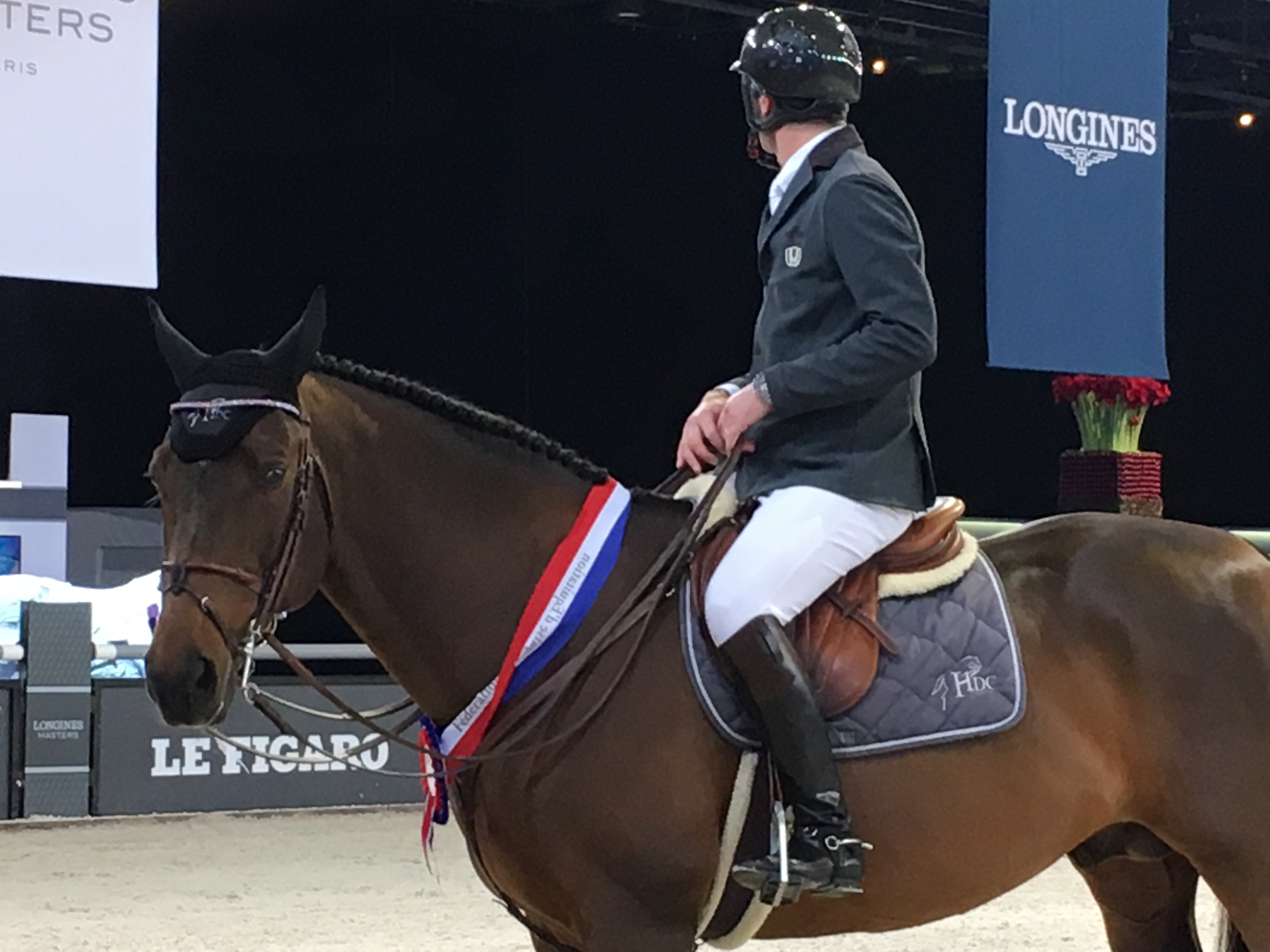 Salut l'artiste ! Patrice Delaveau et son fidèle Orient Express sur le paddock des Longines avant les adieux au public. 